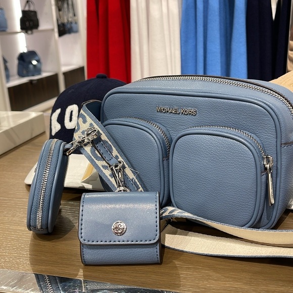 Michael Kors Jet Set Md Leather Crossbody Bag with Case for Apple Airpods Pro® - Picture 3 of 16